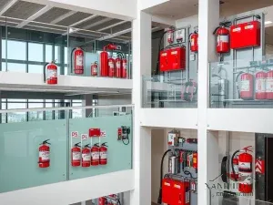 Bình chữa cháy và thiết bị PCCC được lắp đặt ở các tầng khác nhau của tòa nhà hiện đại