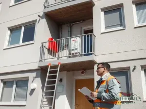 Chung cư mini hiện đại với trang bị phòng cháy chữa cháy chuyên nghiệp, chuyên viên an toàn đang kiểm tra hệ thống PCCC